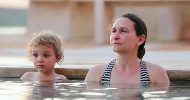 Moeder Kind Ontspannen Bij Het Zwembad Jacuzzi — Stockvideo
