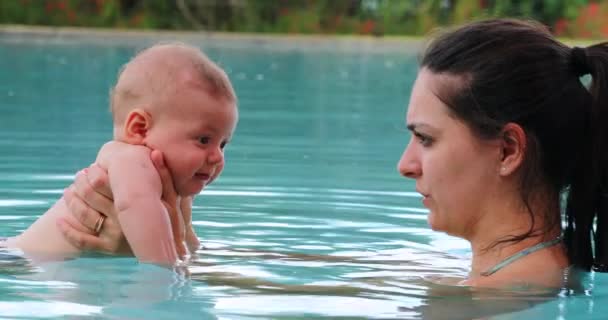 Mother Baby Interaction Swimming Pool Eskimo Kiss — Vídeo de stock