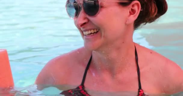 Szczęśliwa Uśmiechnięta Śmiejąca Się Kobieta Basenie Okrągłych Okularach Przeciwsłonecznych — Wideo stockowe