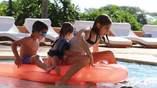 Crianças Piscina Brincando Com Colchão Inflável — Vídeo de Stock