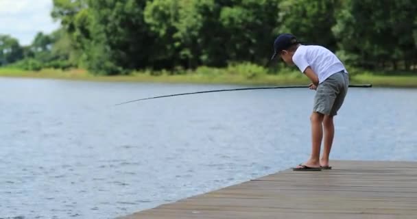 Мальчик Озере Рыбачит Развлекается Свежем Воздухе — стоковое видео