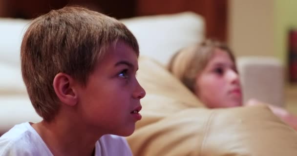 Μικρό Αγόρι Φοβάται Έκφραση Αντίδρασης Βλέποντας Ταινία — Αρχείο Βίντεο
