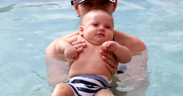 Mother Holding Newborn Baby Swimming Pool Water — Vídeo de Stock