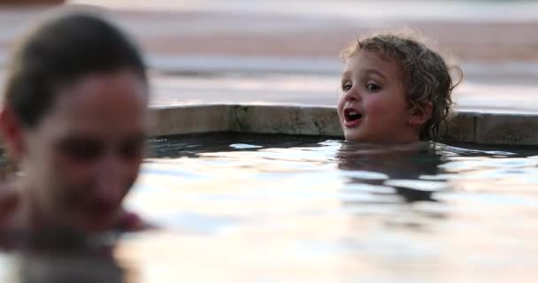 Candid Peuter Jongen Kind Spelen Het Zwembad Water Alleen — Stockvideo