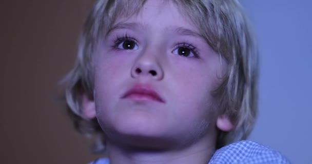 Niño Niño Viendo Pantalla Televisión Por Noche — Vídeo de stock