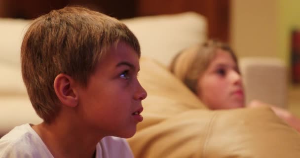 Reakcja Ekspresji Dziecka Przed Ekranem Telewizora Nocy Młody Chłopiec Przestraszył — Wideo stockowe
