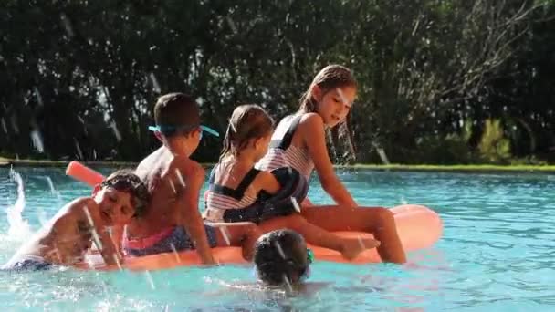 Crianças Dentro Água Piscina Jogando Topo Colchão Inflável — Vídeo de Stock