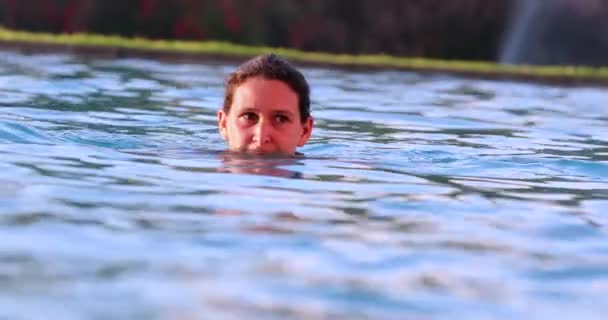 Gelukkig Grappig Vrouw Zwemmen Richting Van Camera Genieten Zomer Vakanties — Stockvideo