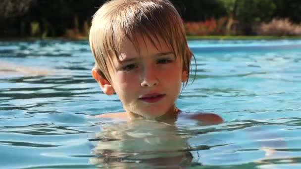 Retrato Menino Dentro Água Piscina Olhando Para Câmera Linda Criança — Vídeo de Stock