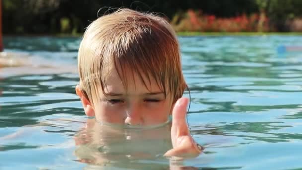 Menino Bonito Dando Polegar Câmera Dentro Água Piscina Criança Dando — Vídeo de Stock