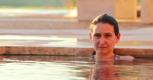 Вдумлива Жінка Думає Всередині Басейну Води — стокове відео