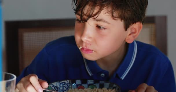 Маленький Хлопчик Їсть Зернові Сніданок Вранці — стокове відео