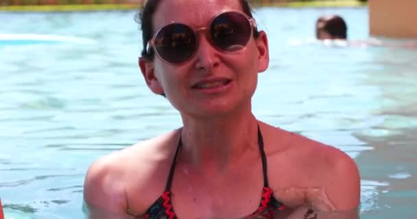 Feliz Sorrindo Rindo Mulher Piscina Usando Óculos Sol Redondos — Vídeo de Stock