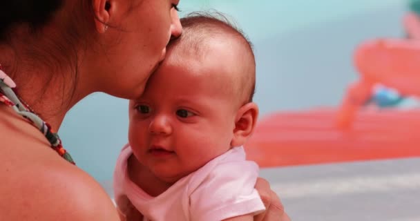Μητέρα Φιλάει Νεογέννητο Μωρό Δείχνει Αγάπη Και Στοργή — Αρχείο Βίντεο
