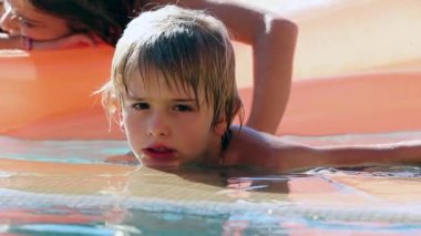 Havuzdaki yakışıklı sarışın genç, samimi.