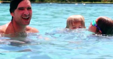 Çocuklar havuz suyunda oynuyor.