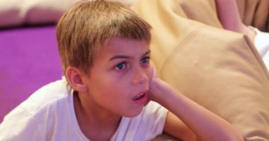 Çocuk yüzü izlemek TV ekranından hipnotize edilerek hikaye öğrenme