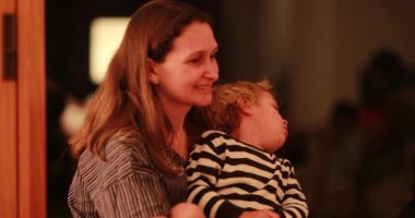 Anne ve oğul birlikte, samimi gerçek hayat aile anı