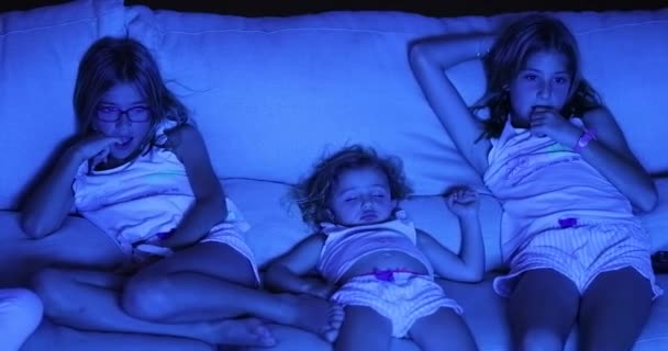 Niños Frente Pantalla Televisión Viendo Películas Sentados Sofá Por Noche — Vídeo de stock