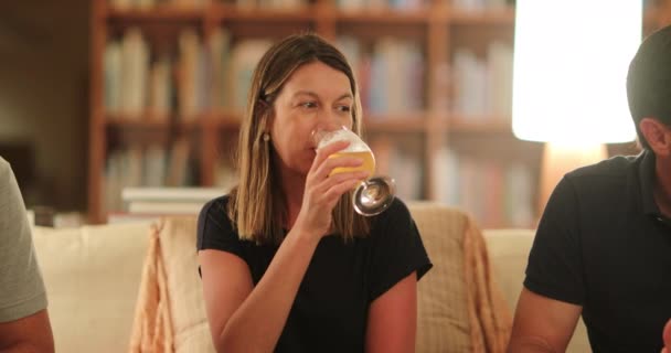 Жінка Келих Пива Серед Друзів Розмові Розповідаючи Історію Відверту Випадкову — стокове відео