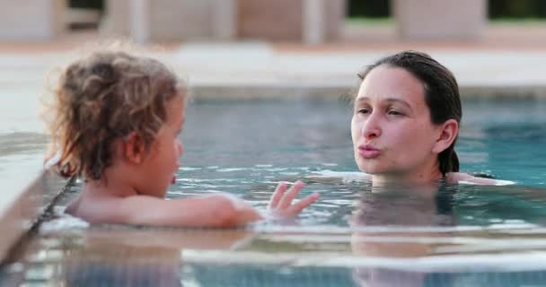 Interacción Madre Hijo Agua Piscina — Vídeos de Stock