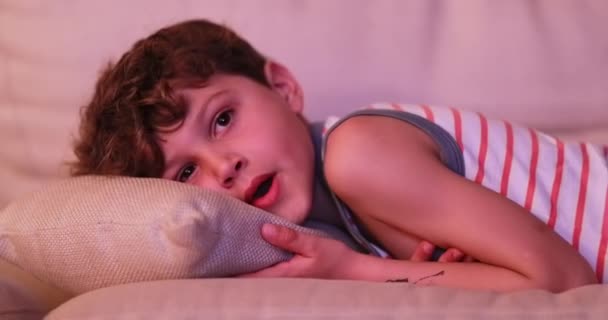 Tired Child Yawning While Watching Movie Screen Night — Vídeo de Stock