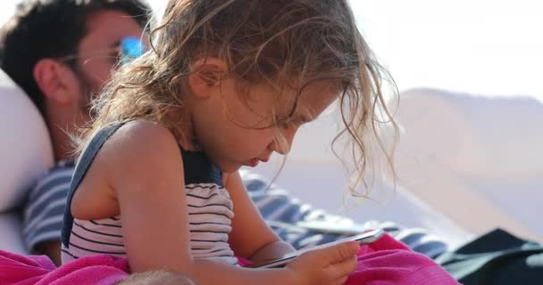 Menina Pequena Segurando Olhando Para Dispositivo Smartphone Livre — Vídeo de Stock