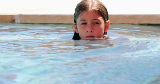 Kind Schwimmbad Denkt Offen — Stockvideo