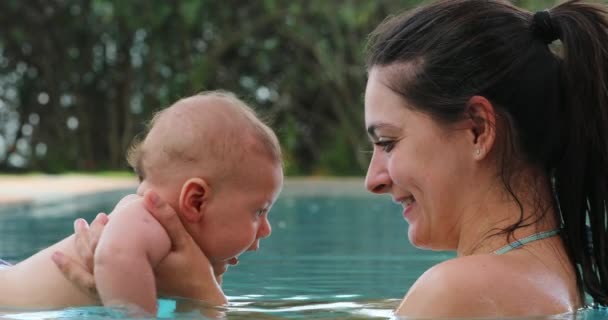 Μητέρα Και Μωρό Στο Νερό Της Πισίνας — Αρχείο Βίντεο