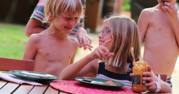 Famiglia Scena Bambini Insieme Colazione Tavolo All Aperto Ridere Sorridere — Video Stock