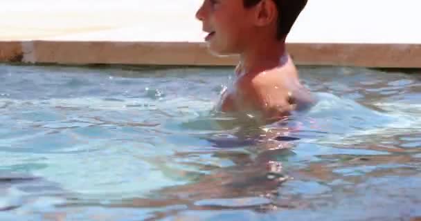 子供はスイミングプールで水中に行く — ストック動画