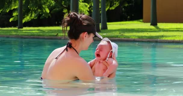 Mother Newborn Swimming Pool Crying Displeased — Vídeo de Stock