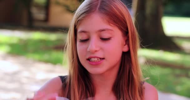 Kleines Mädchen Isst Süßes Dessert Mit Löffel — Stockvideo