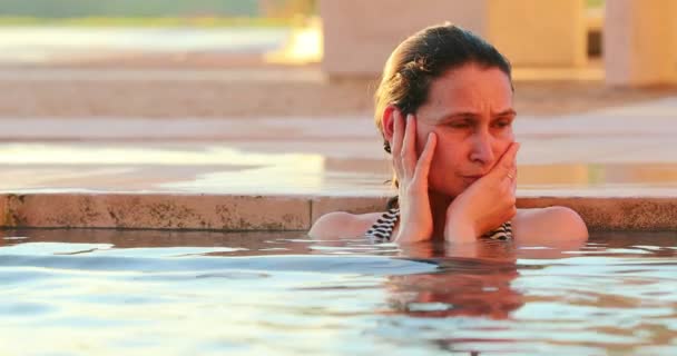 Pensive Vrouw Denken Iets Het Zwembad Water Herinneren Iets Uit — Stockvideo