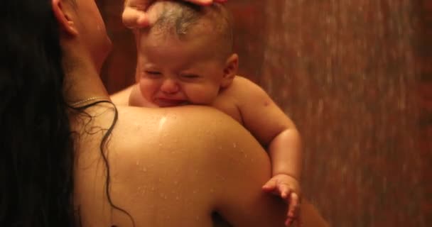 Mother Washing Newborn Baby Shower — Stockvideo