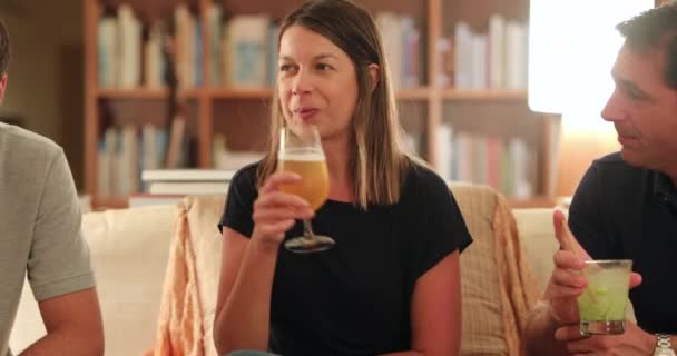 Candid Vrouw Holding Glas Bier Met Vrienden Samen Vrouw Knikken — Stockvideo