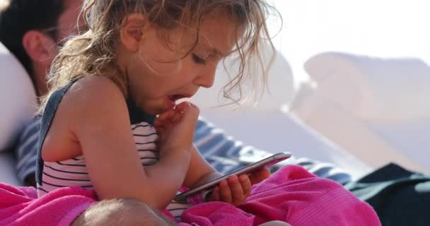 Dítě Malá Dívka Při Pohledu Zařízení Smartphone Venku — Stock video