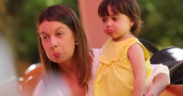 現実の家族の母親と娘を一緒に 母親は子供の表情を模倣し 抱擁キス — ストック動画