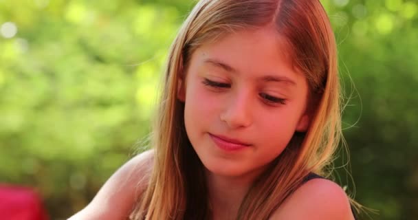 Portret Pięknych Dziewczynek Siedzących Zewnątrz — Wideo stockowe