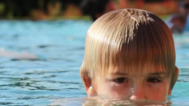 Παιδιά Τρίβουν Μάτια Τους Καθαρίζοντας Νερό Στην Πισίνα Κατά Διάρκεια — Αρχείο Βίντεο