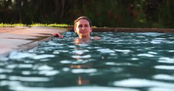 Vrouw Aan Het Zwembad Water Genieten Van Ontspanning — Stockvideo