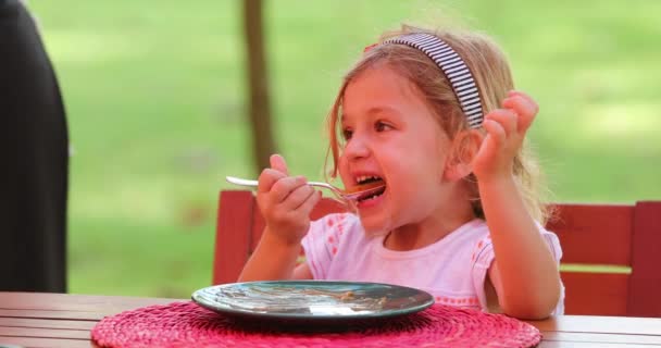 Niño Comiendo Postre Dulce Con Cuchara Niña Pequeña Rubia Comiendo — Vídeo de stock