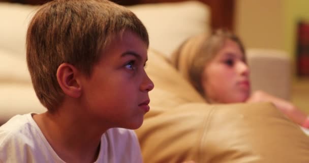 Маленький Мальчик Переднем Экране Телевизора Смотреть Контент Откровенный Подлинный — стоковое видео