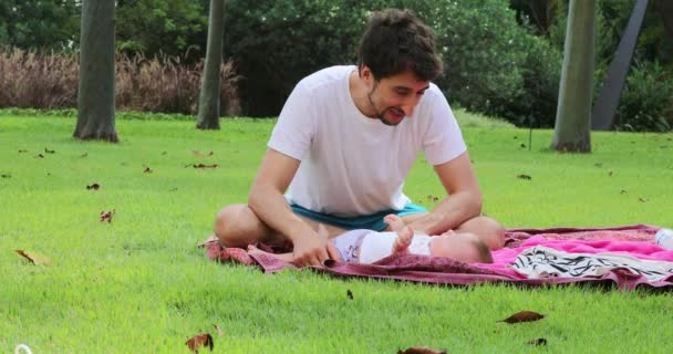 Padre Hablando Con Bebé Afuera Naturaleza Sentado Parque — Vídeo de stock