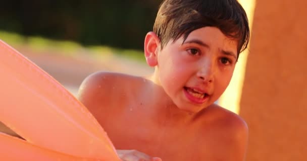 Giovane Ragazzo Piscina Candido Rilassante Casual — Video Stock