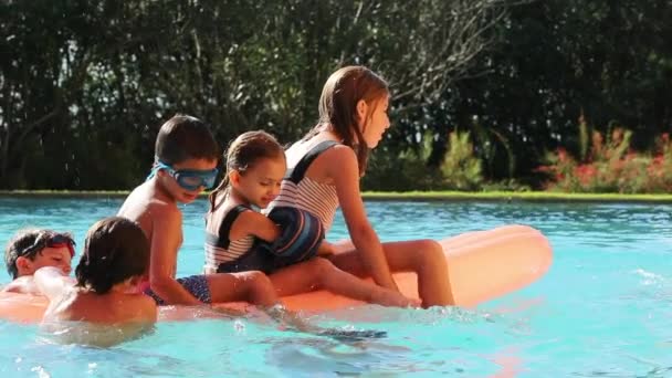 Crianças Dentro Água Piscina Jogando Topo Colchão Inflável — Vídeo de Stock