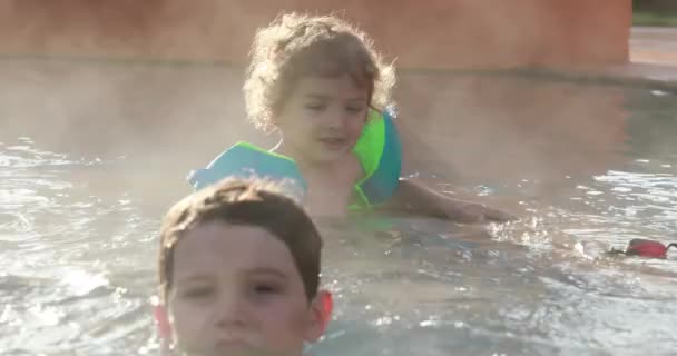 夏の間のスイミングプールの水で子供たちは — ストック動画