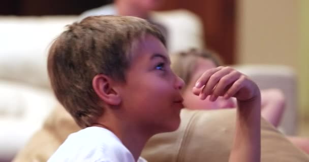 Çocuklar Oturma Odasında Ekranının Önünde Film Izliyor — Stok video