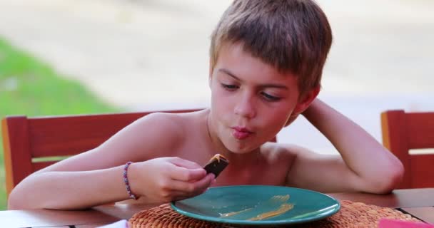 小男孩在外面吃饼干 — 图库视频影像