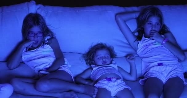 Niñas Viendo Películas Sofá Por Noche Mirando Pantalla — Vídeo de stock